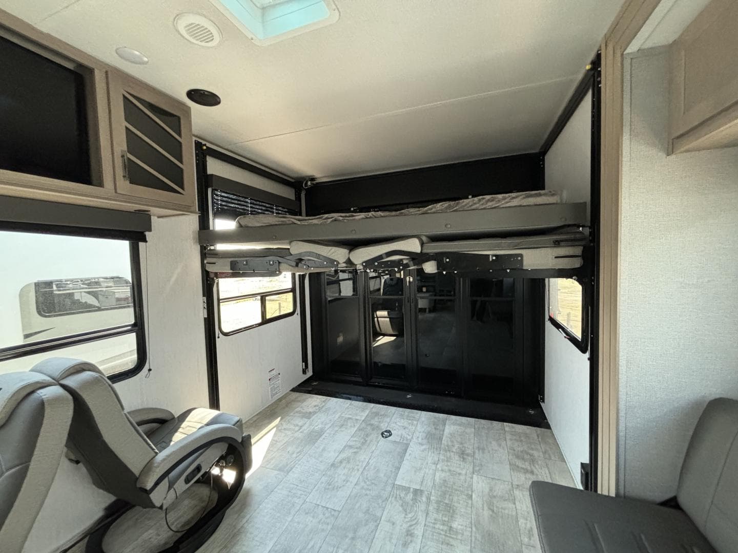 2024 Grand Design 2024 Grand Design Momentum - thumbnail 10