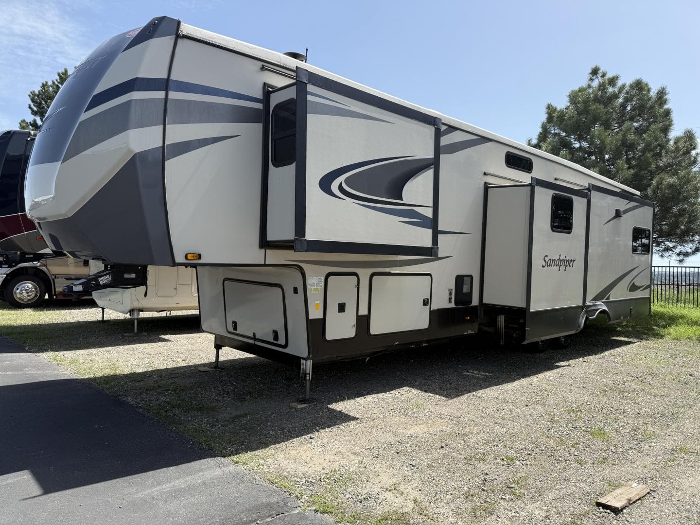 2021 Forest River RV 2021 Forest River RV Sandpiper - thumbnail 3