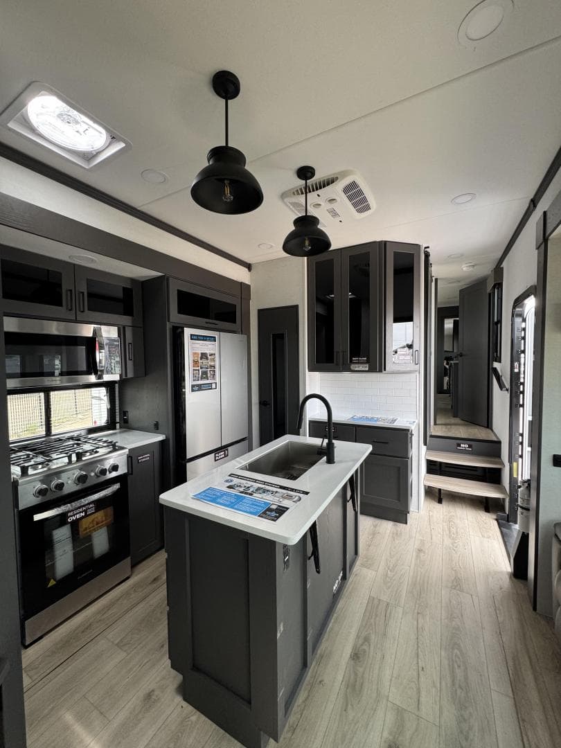 2025 Alliance RV 2025 Alliance RV Valor - thumbnail 7