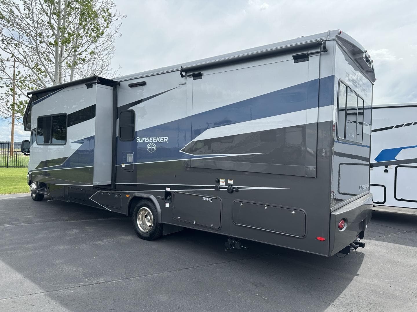 2025 Forest River RV 2025 Forest River RV Sunseeker - thumbnail 3