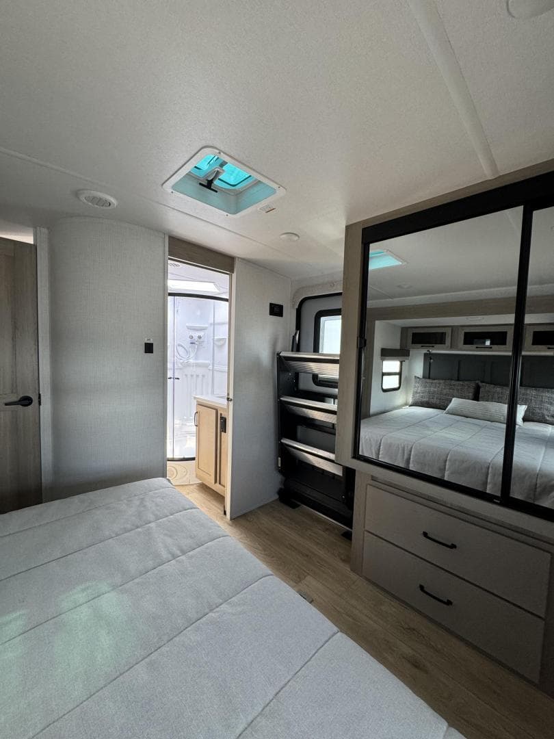 2025 Rockwood 2025 Rockwood Ultra Lite - thumbnail 5