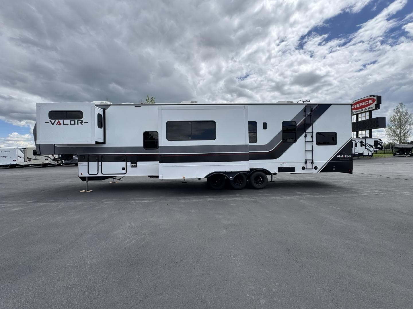 2025 Alliance RV 2025 Alliance RV Valor - thumbnail 2