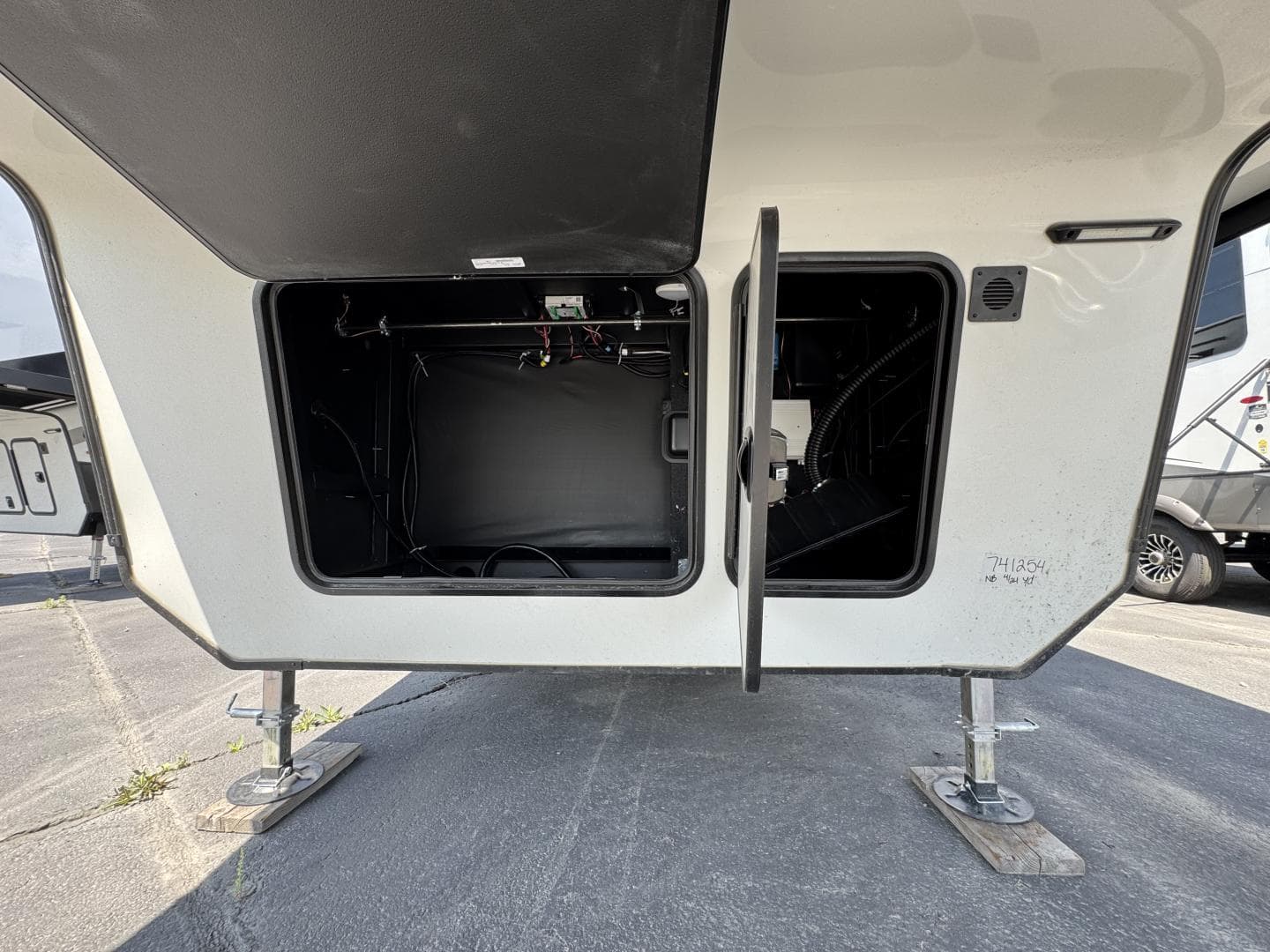 2025 Keystone RV 2025 Keystone RV Montana - thumbnail 9