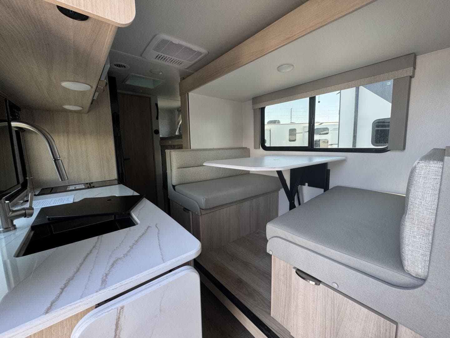 2025 Winnebago 2025 Winnebago Micro Minnie - thumbnail 9