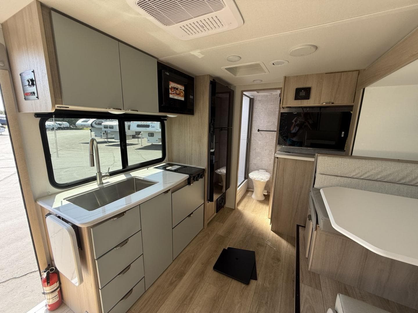 2025 Winnebago 2025 Winnebago Micro Minnie - thumbnail 12