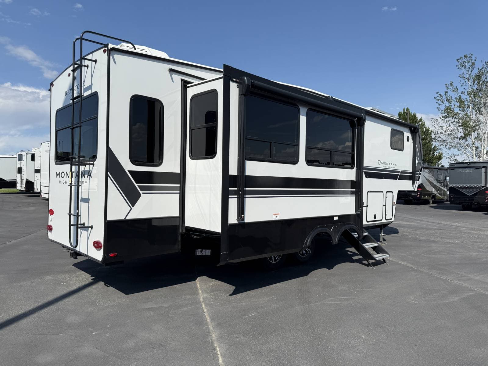 2026 Keystone RV 2026 Keystone RV Montana High Country - thumbnail 3