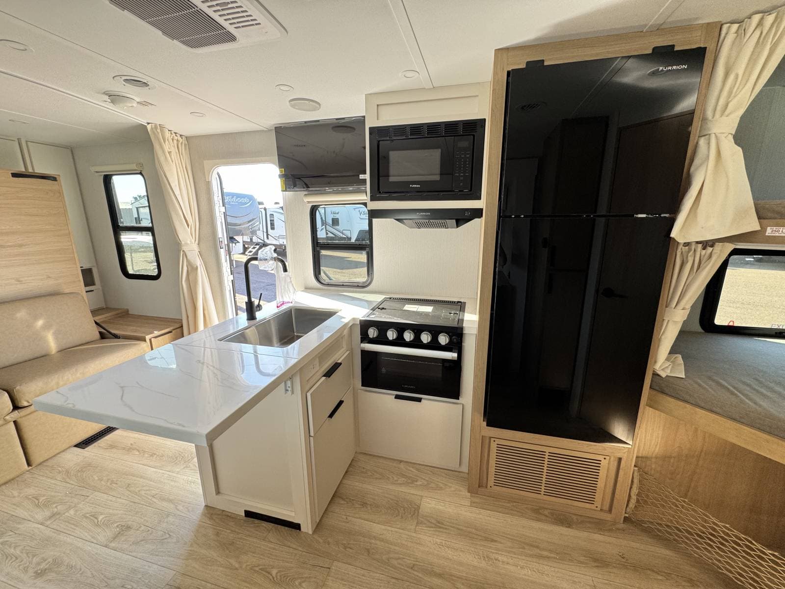 2026 Winnebago 2026 Winnebago Thrive - thumbnail 10