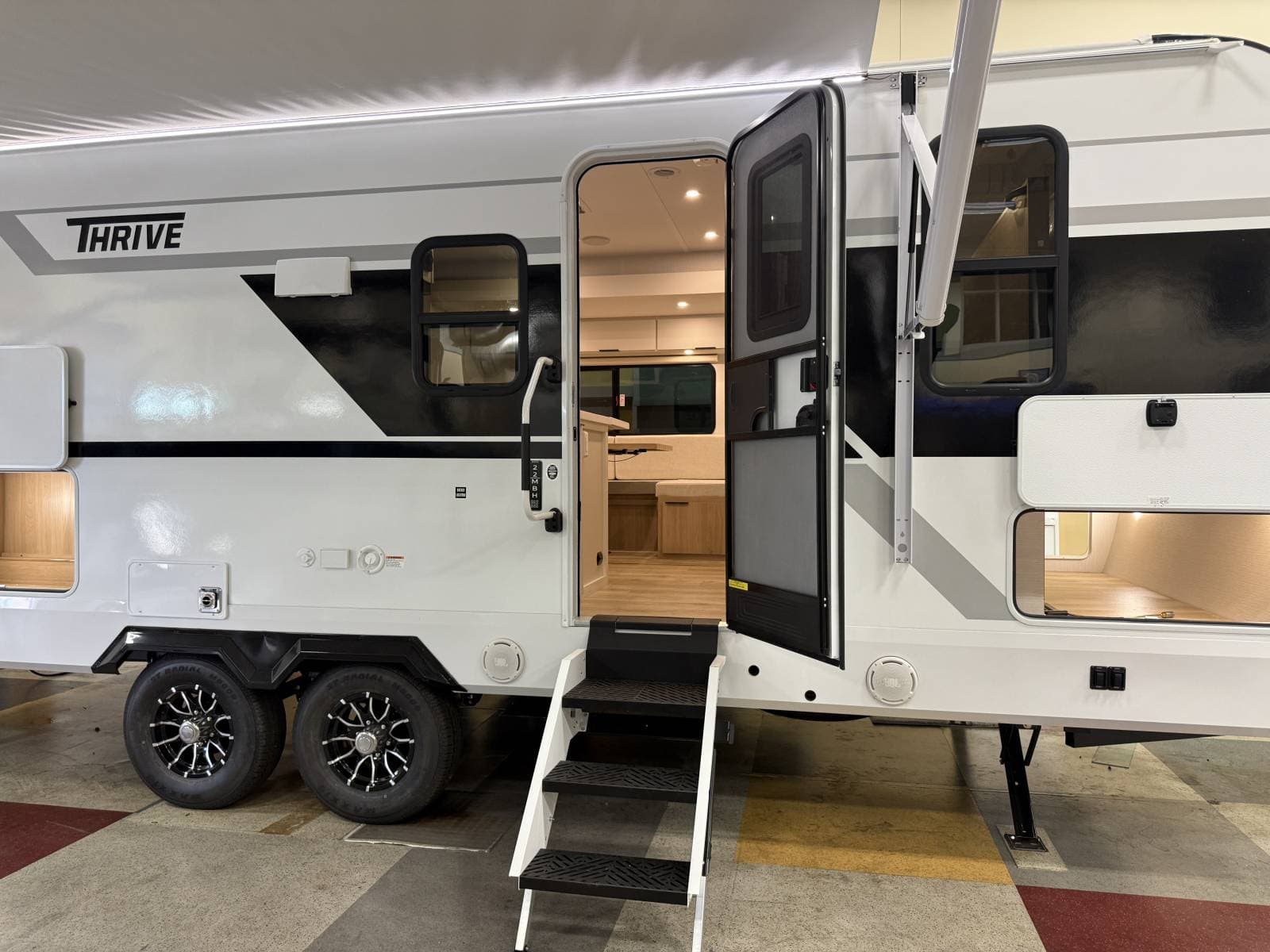 2026 Winnebago 2026 Winnebago Thrive - thumbnail 8