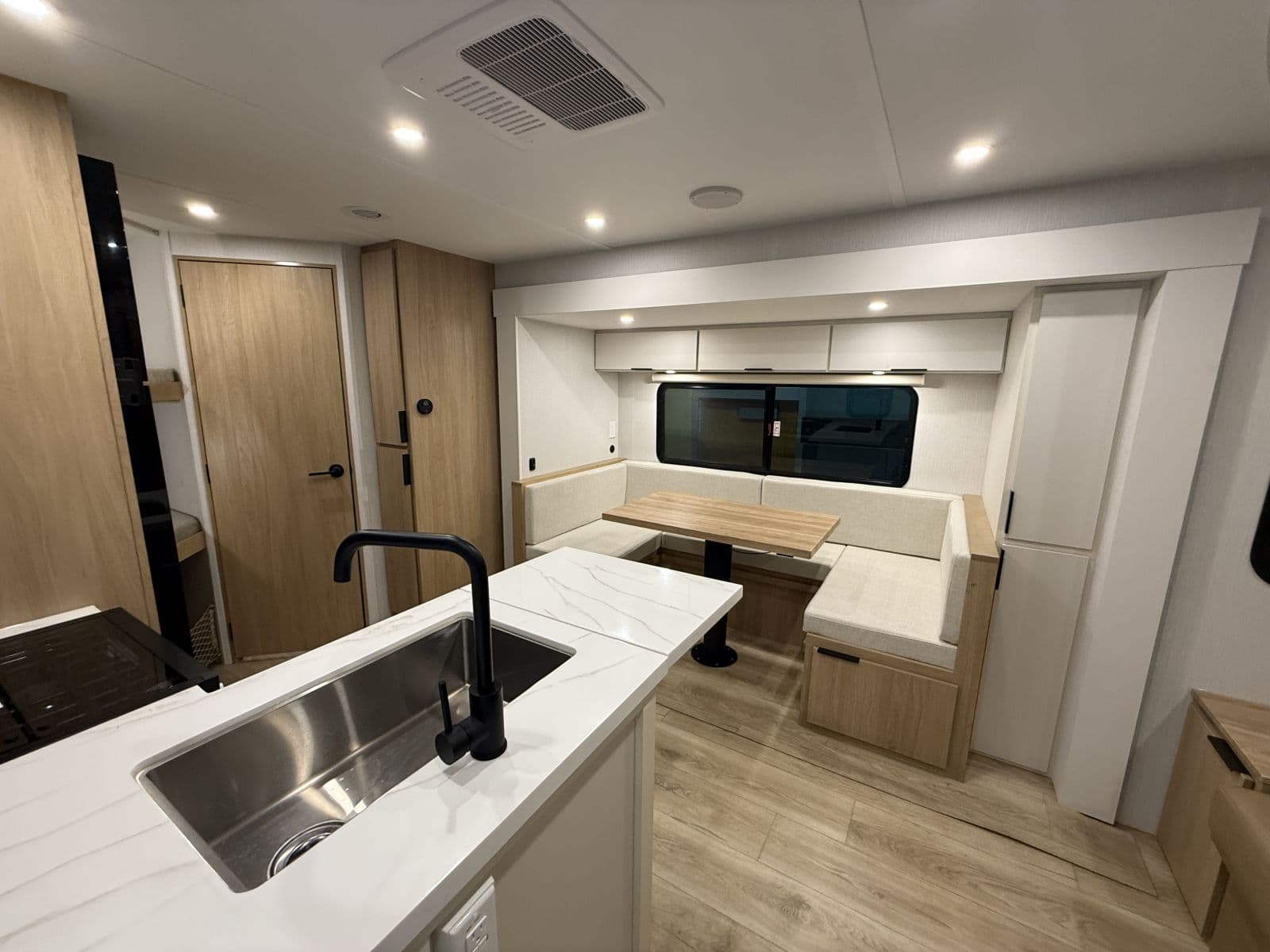 2026 Winnebago 2026 Winnebago Thrive - thumbnail 11