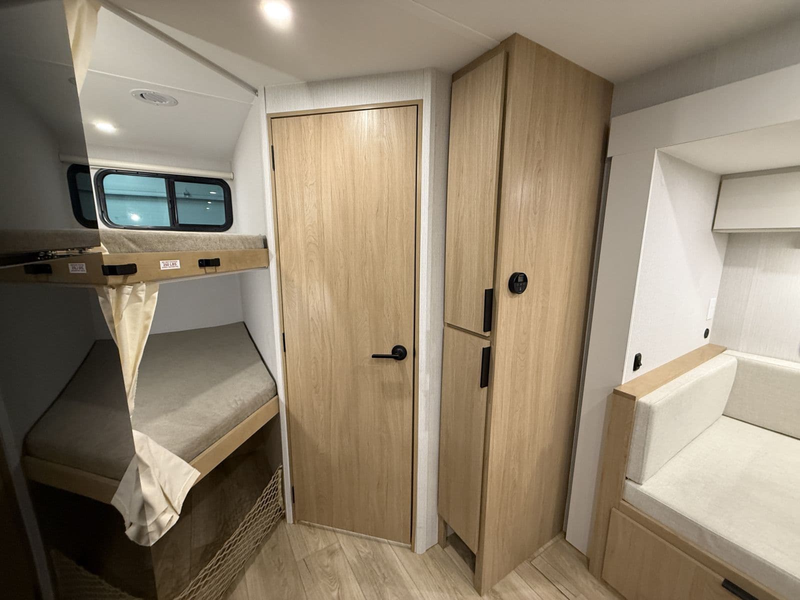 2026 Winnebago 2026 Winnebago Thrive - thumbnail 15