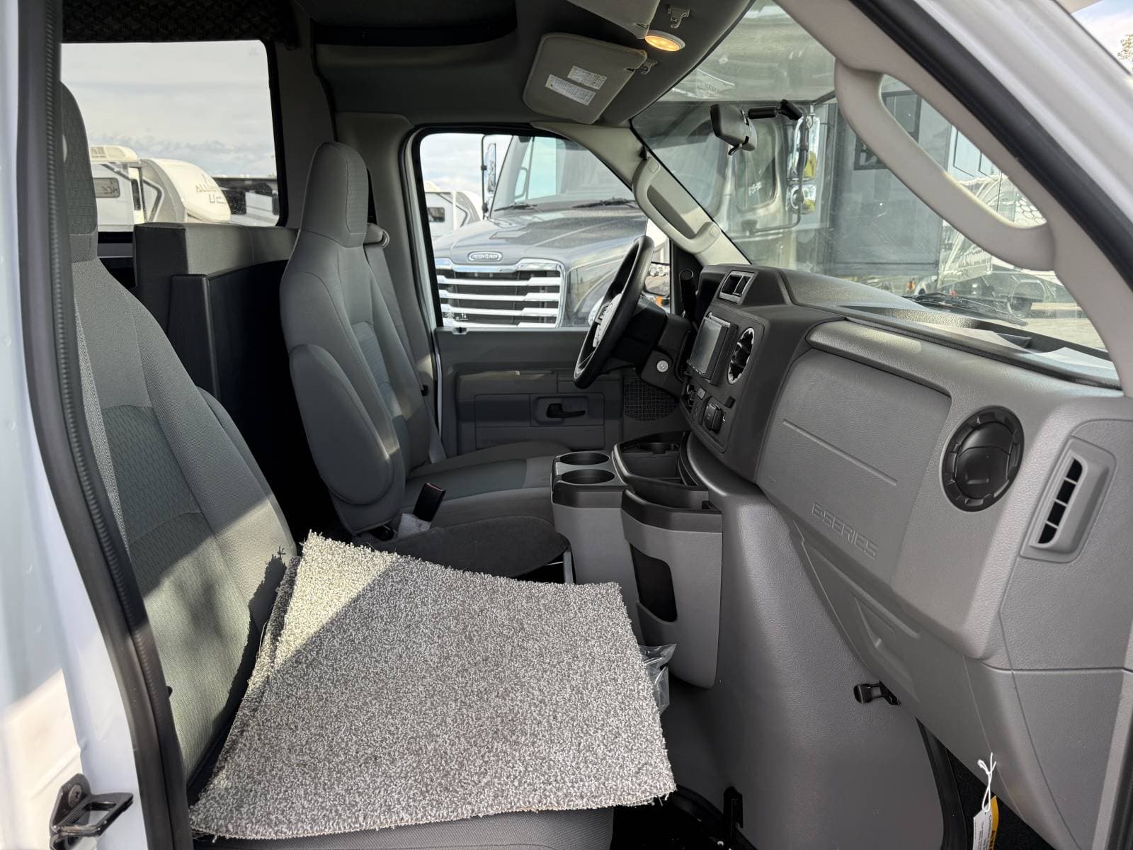 2026 Forest River RV 2026 Forest River RV Sunseeker - thumbnail 9