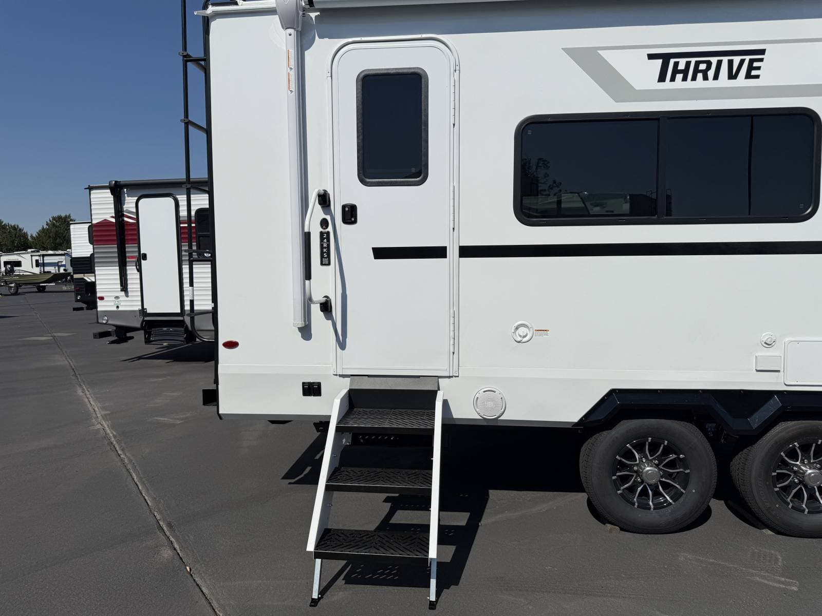 2026 Winnebago 2026 Winnebago Thrive - thumbnail 8