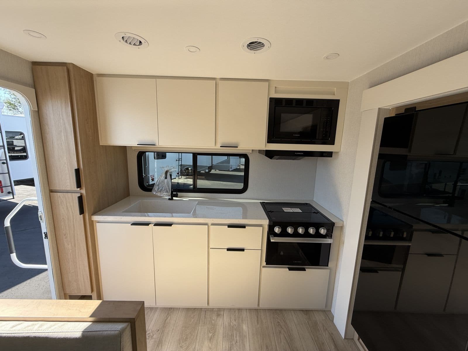 2026 Winnebago 2026 Winnebago Thrive - thumbnail 14