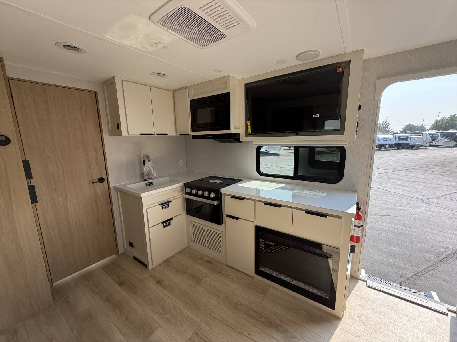 2026 Winnebago 2026 Winnebago Thrive - thumbnail 12