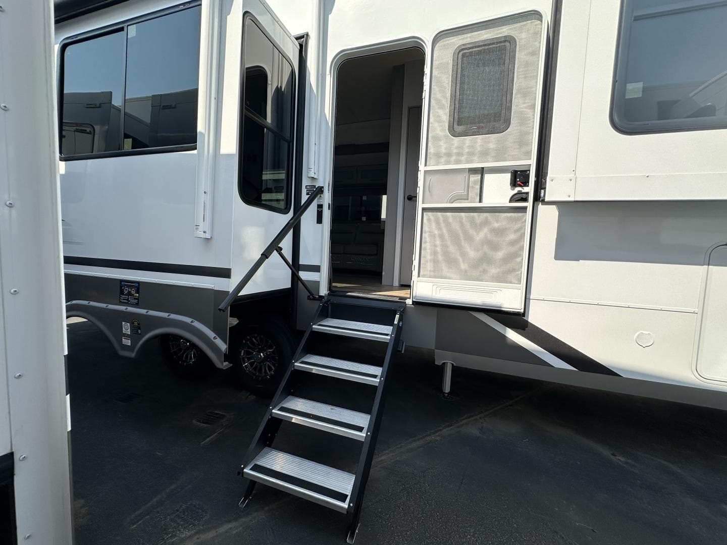 2025 Alliance RV 2025 Alliance RV Paradigm - thumbnail 16