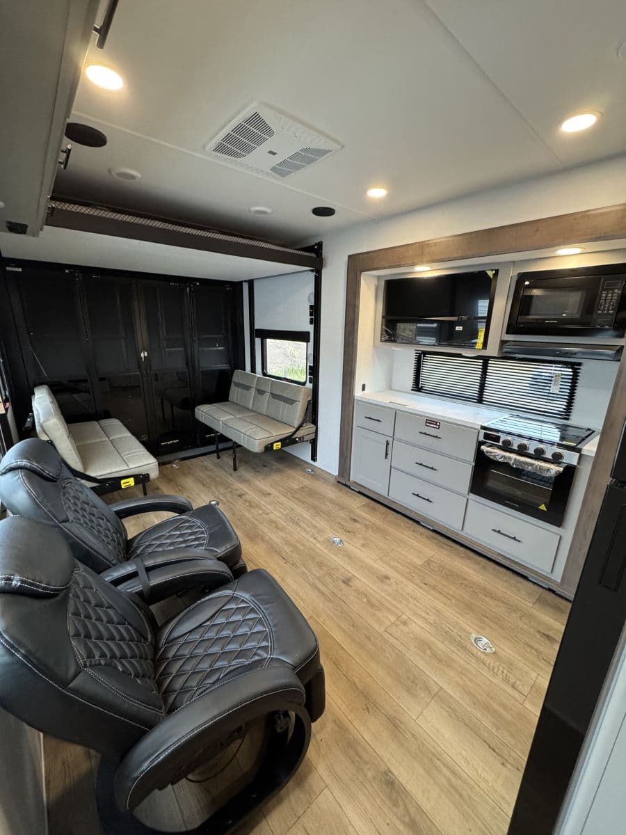 2026 Alliance RV 2026 Alliance RV Valor - thumbnail 2