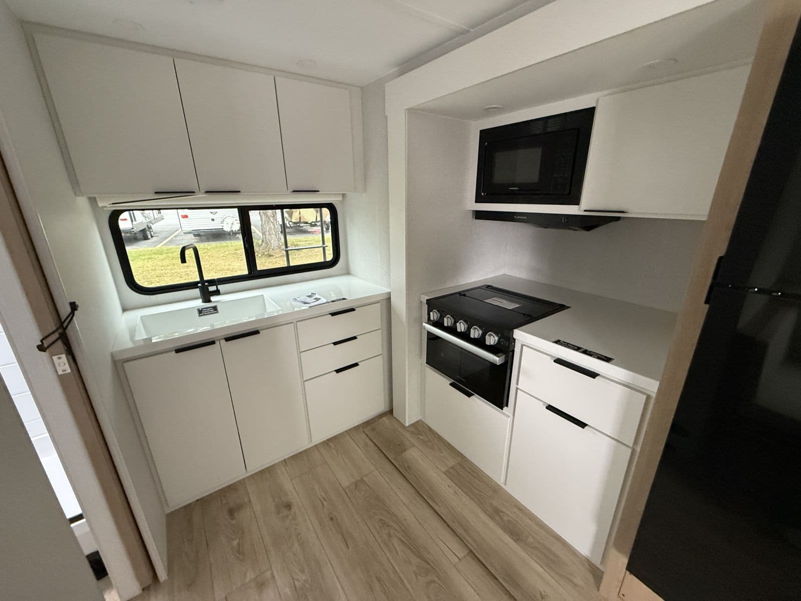 2026 Winnebago 2026 Winnebago Thrive - thumbnail 12