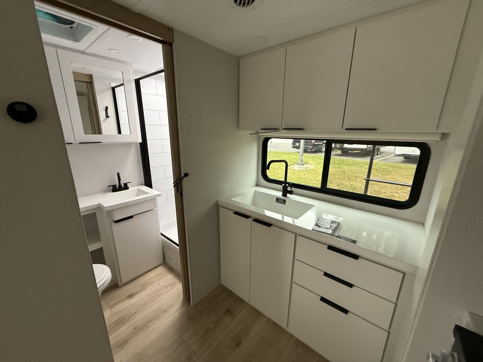 2026 Winnebago 2026 Winnebago Thrive - thumbnail 14