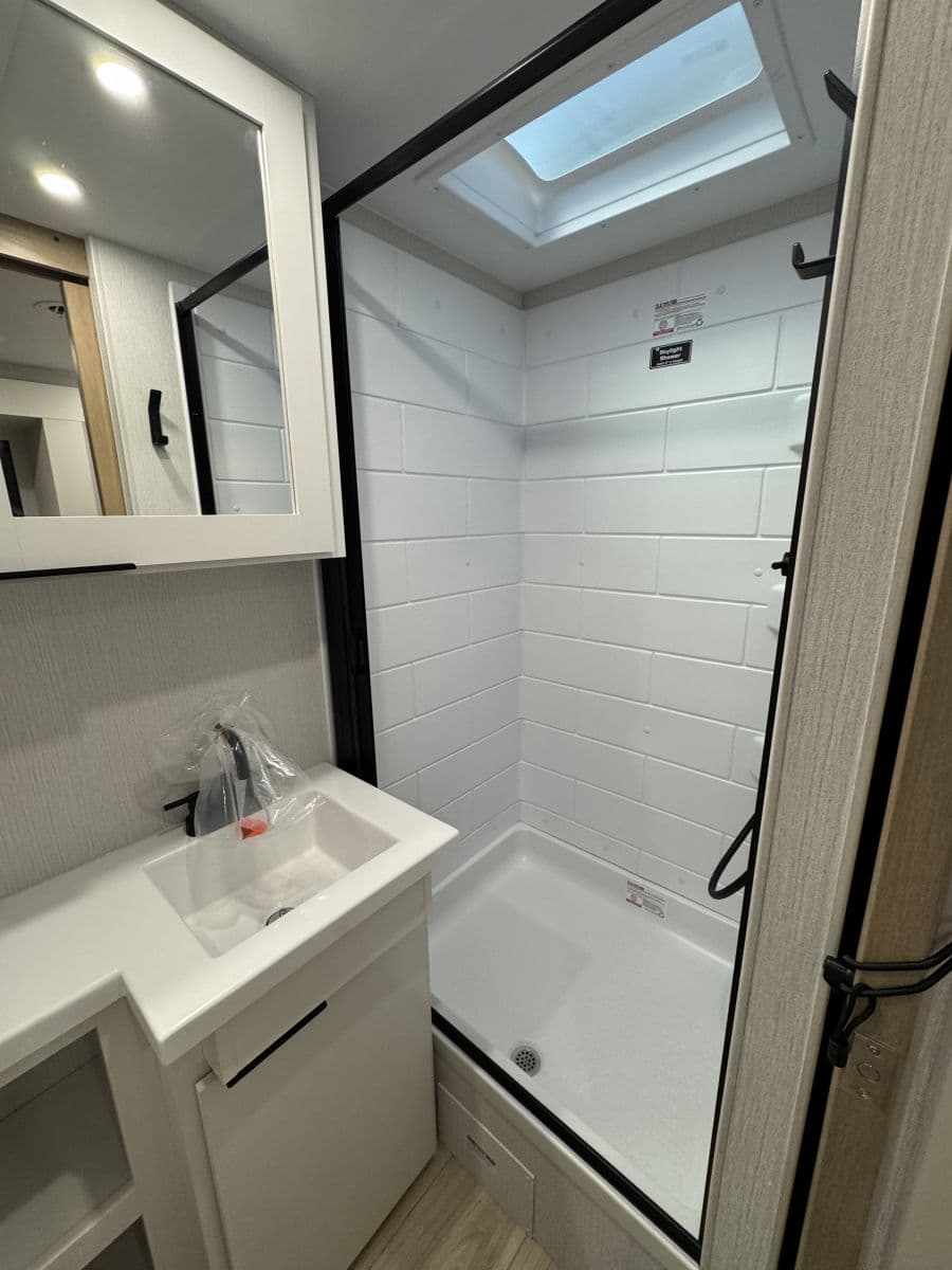 2026 Winnebago 2026 Winnebago Thrive - thumbnail 6