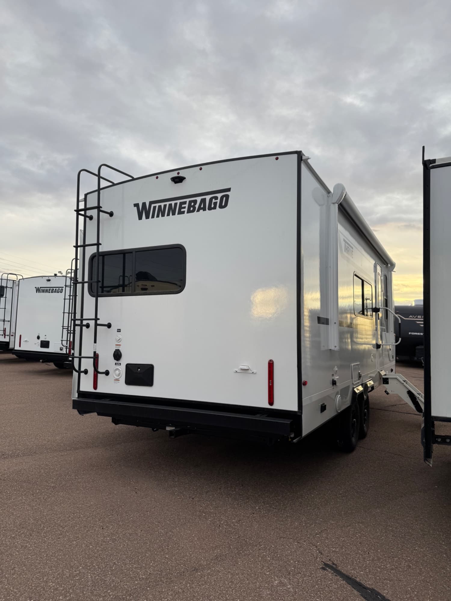 2026 Winnebago 2026 Winnebago Thrive - thumbnail 4