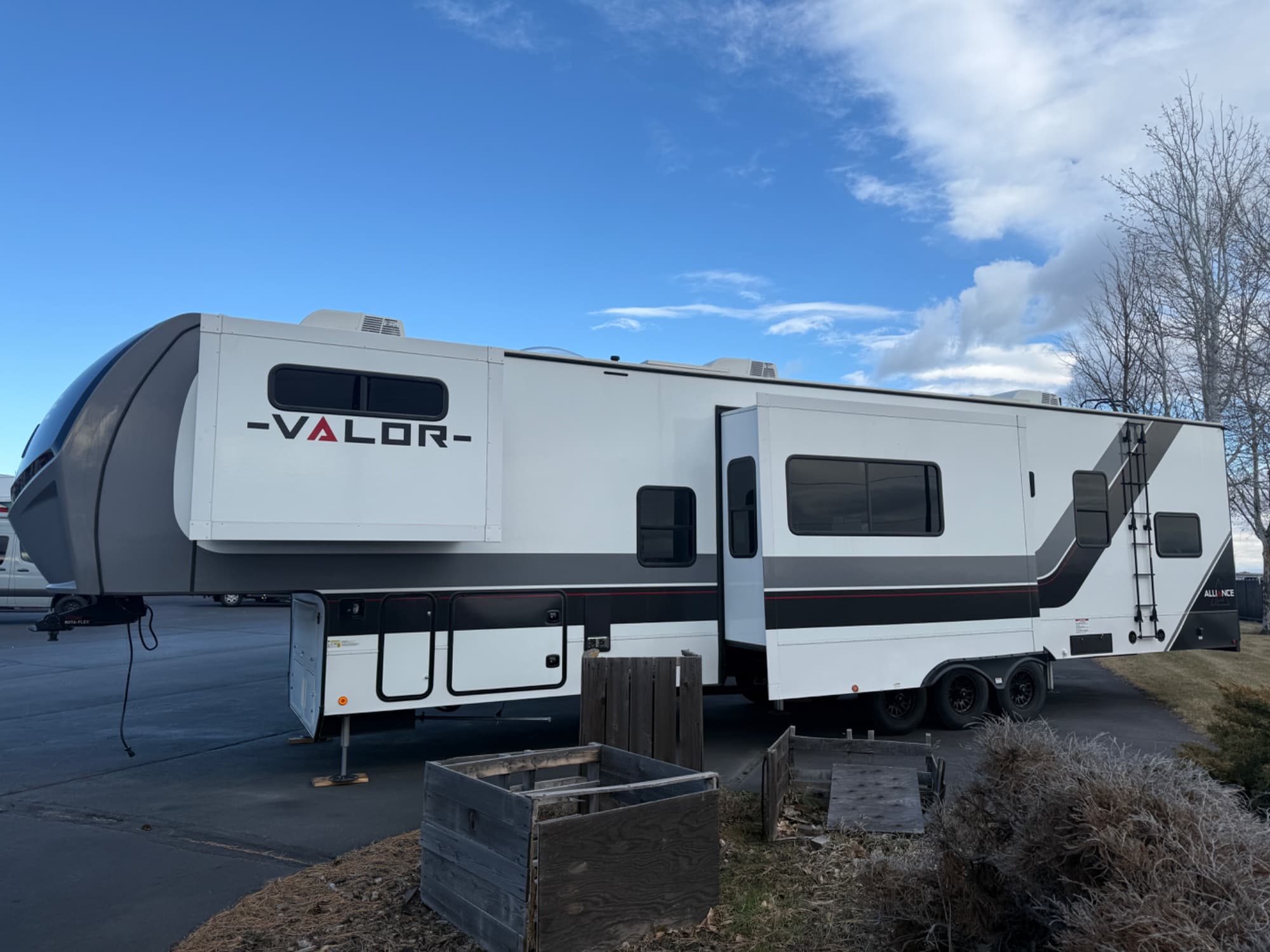 2025 Alliance RV 2025 Alliance RV Valor - thumbnail 2