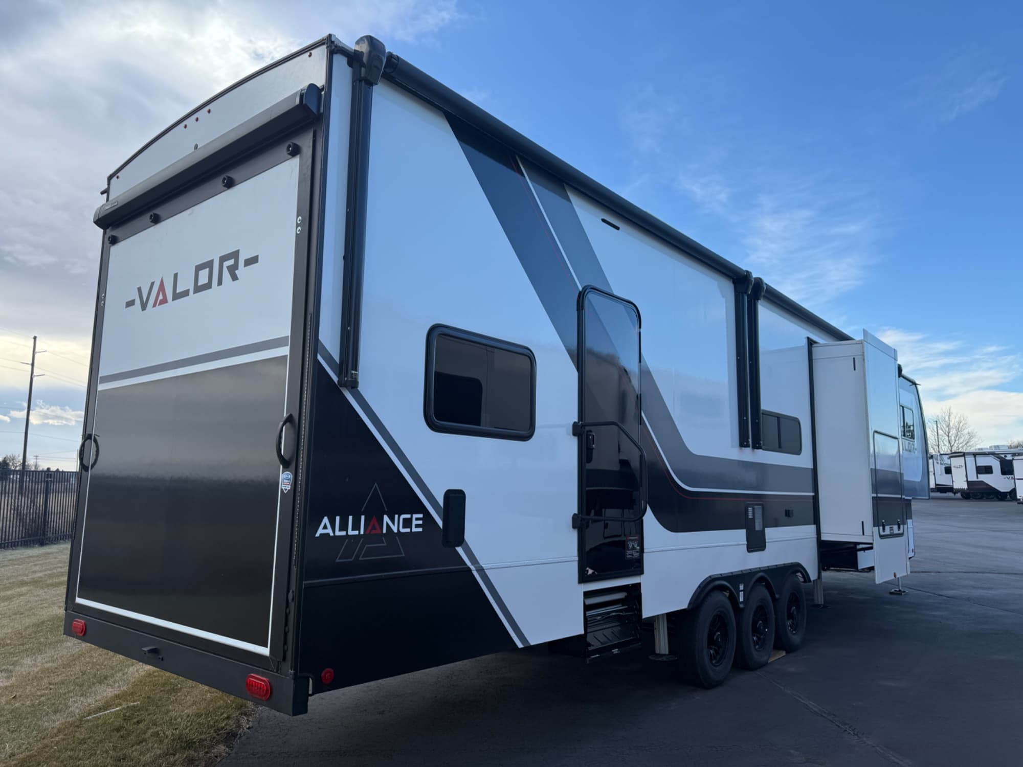 2025 Alliance RV 2025 Alliance RV Valor - thumbnail 4