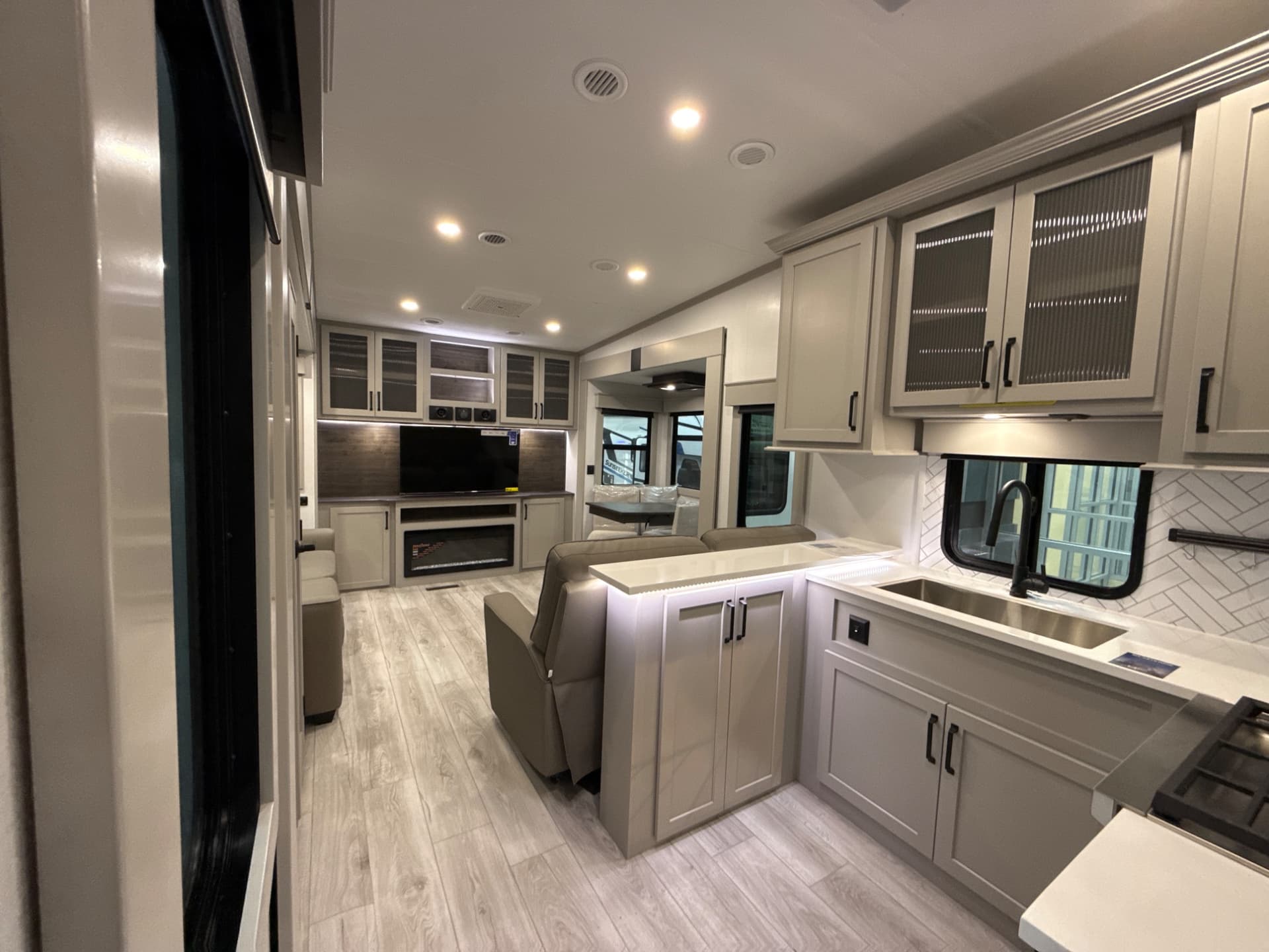 2025 Keystone RV 2025 Keystone RV Montana - thumbnail 30