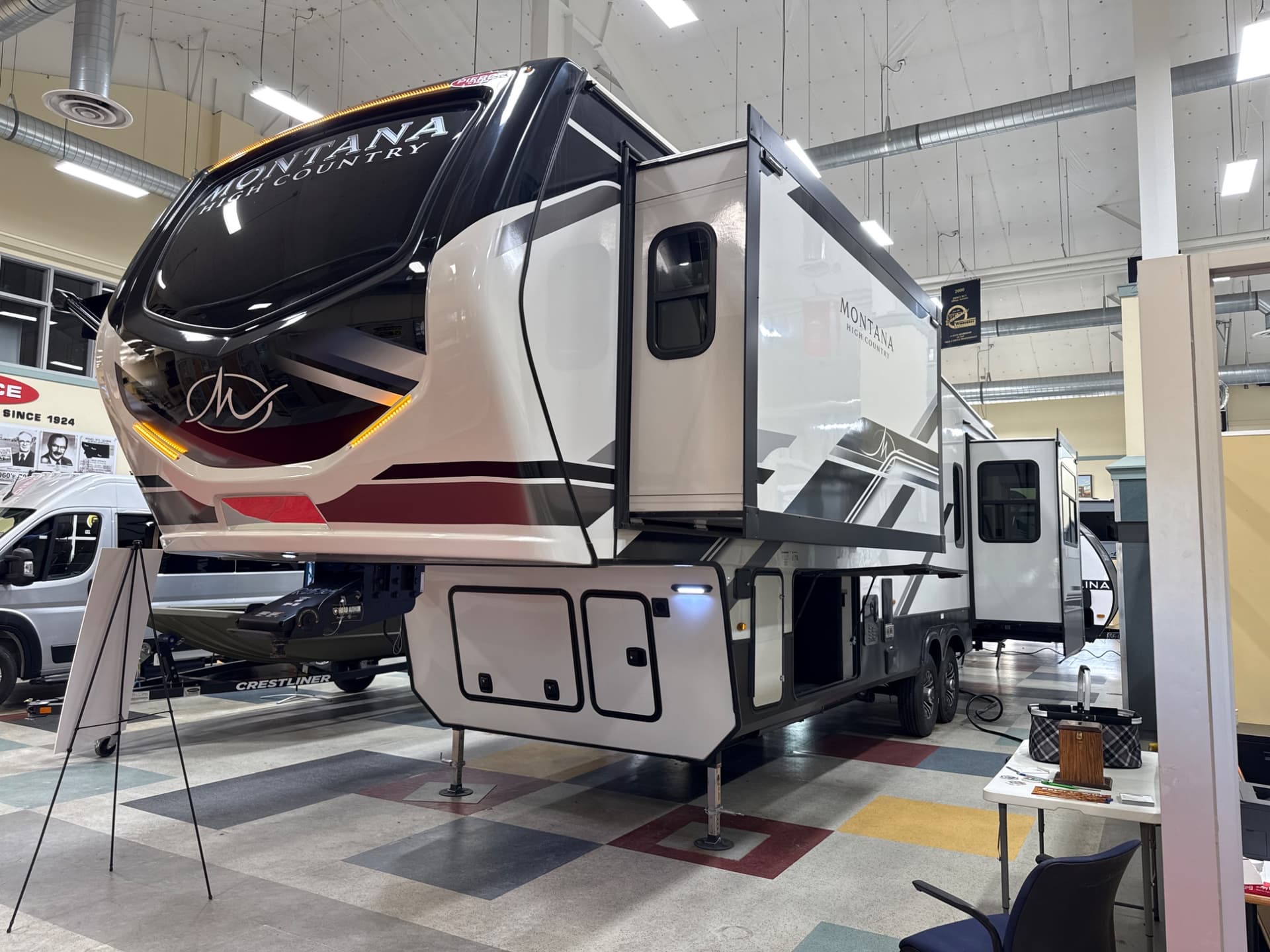 2025 Keystone RV 2025 Keystone RV Montana - thumbnail 3