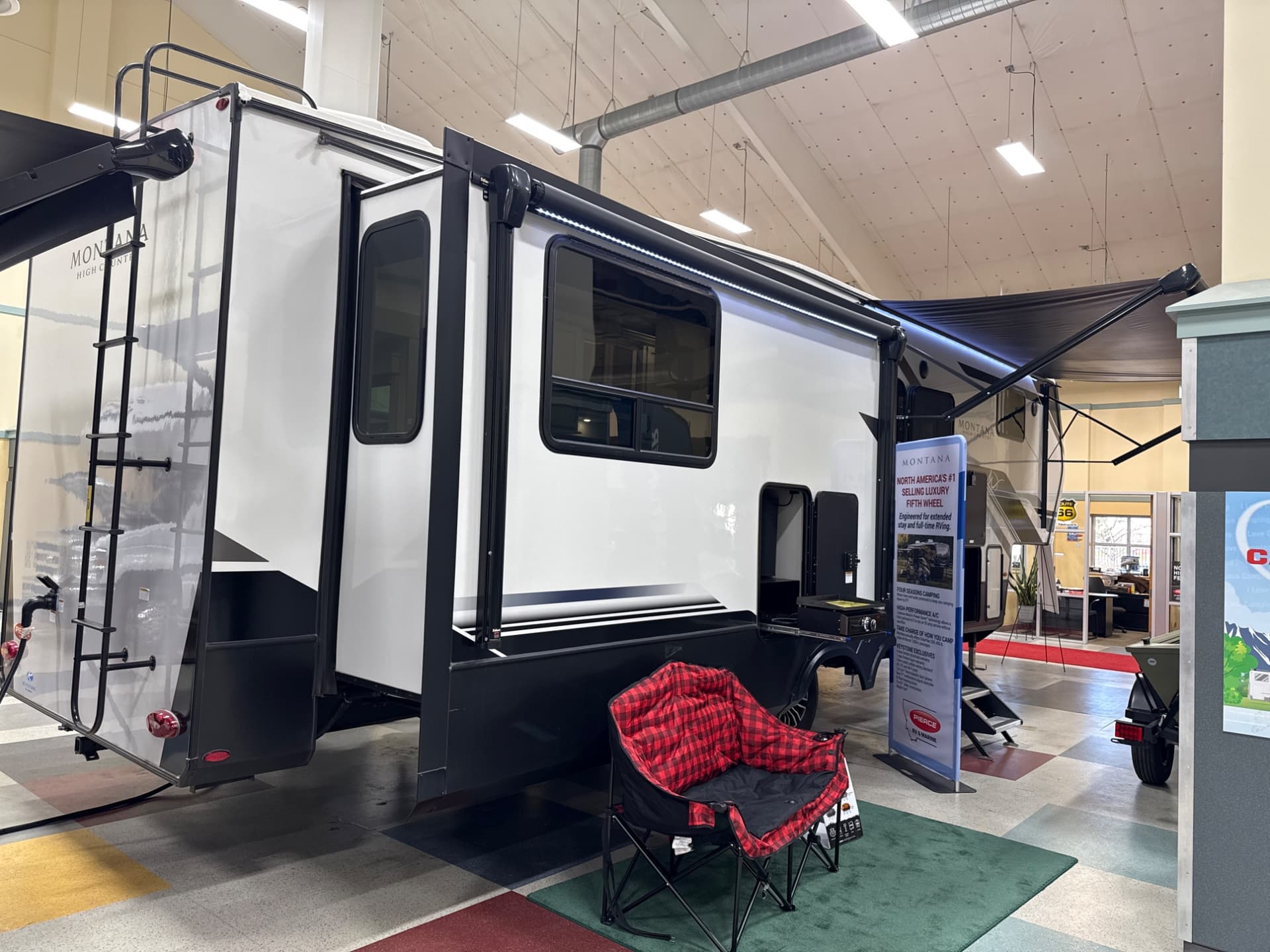 2025 Keystone RV 2025 Keystone RV Montana - thumbnail 4