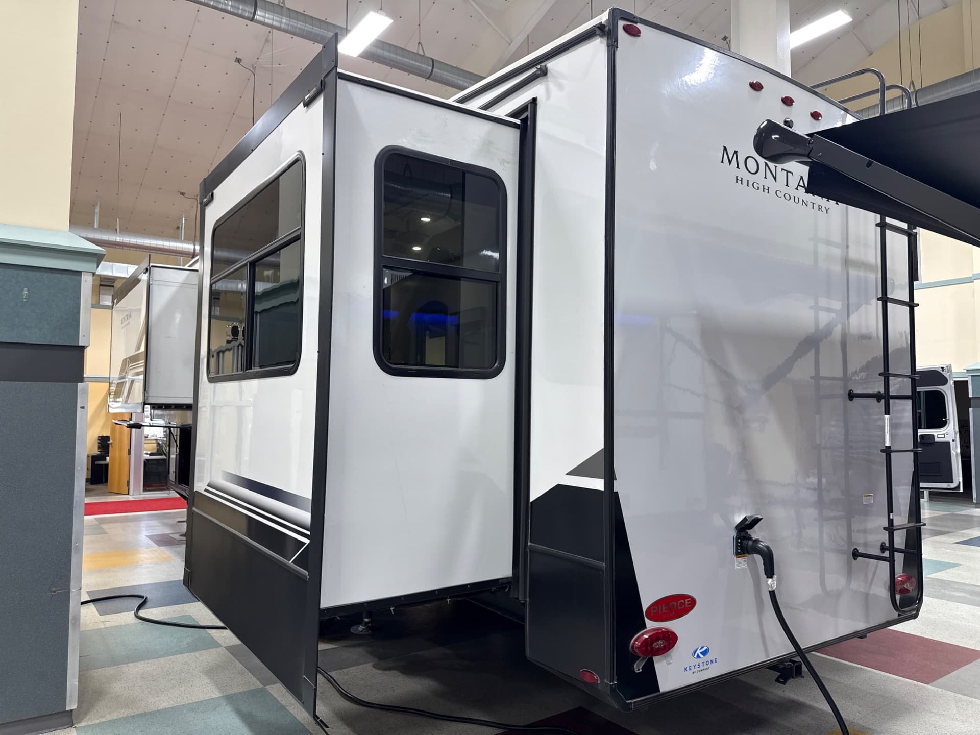 2025 Keystone RV 2025 Keystone RV Montana - thumbnail 5