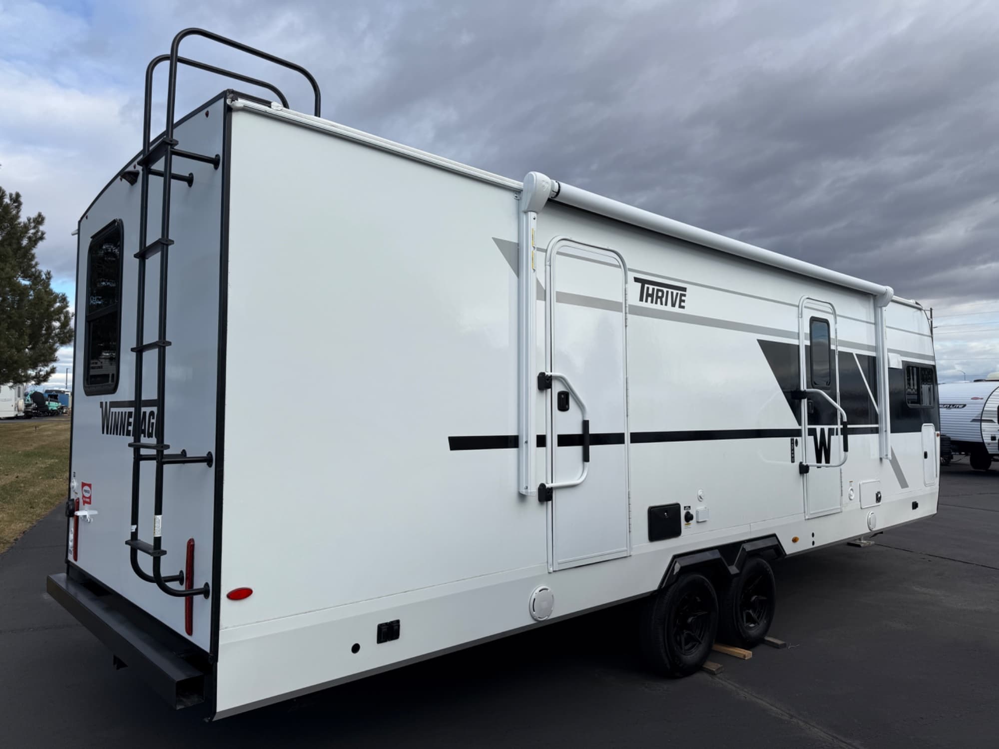 2026 Winnebago 2026 Winnebago Thrive - thumbnail 3