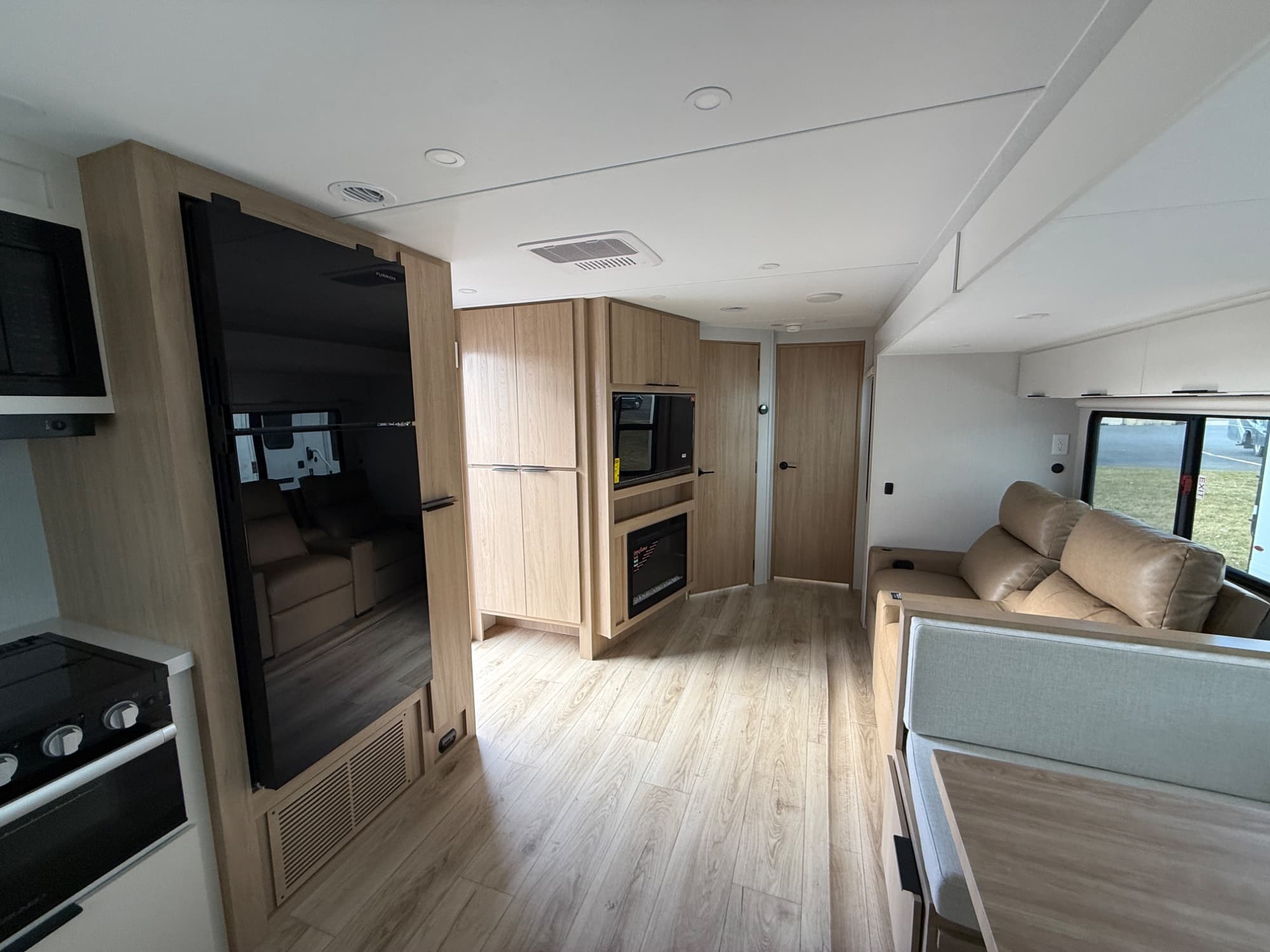 2026 Winnebago 2026 Winnebago Thrive - thumbnail 10