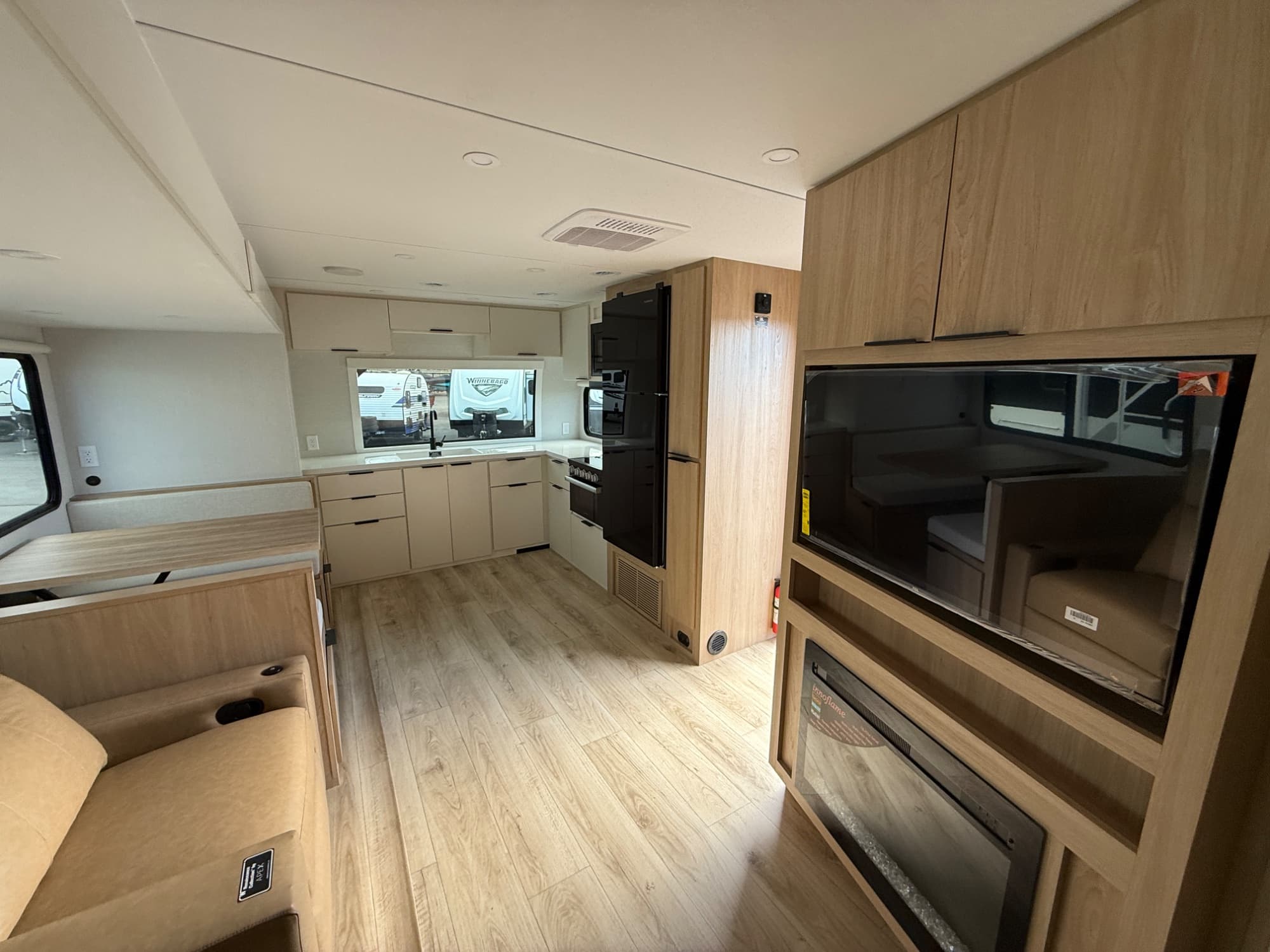 2026 Winnebago 2026 Winnebago Thrive - thumbnail 11