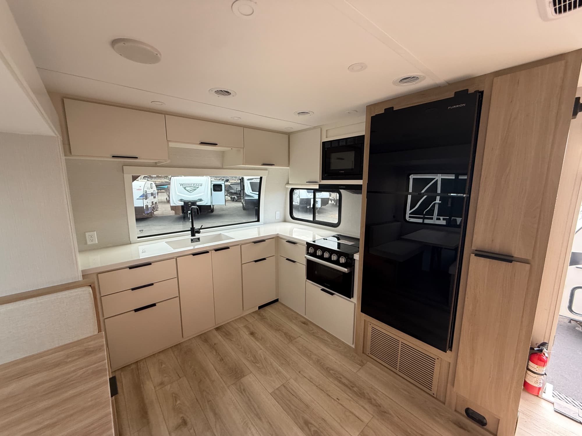 2026 Winnebago 2026 Winnebago Thrive - thumbnail 12