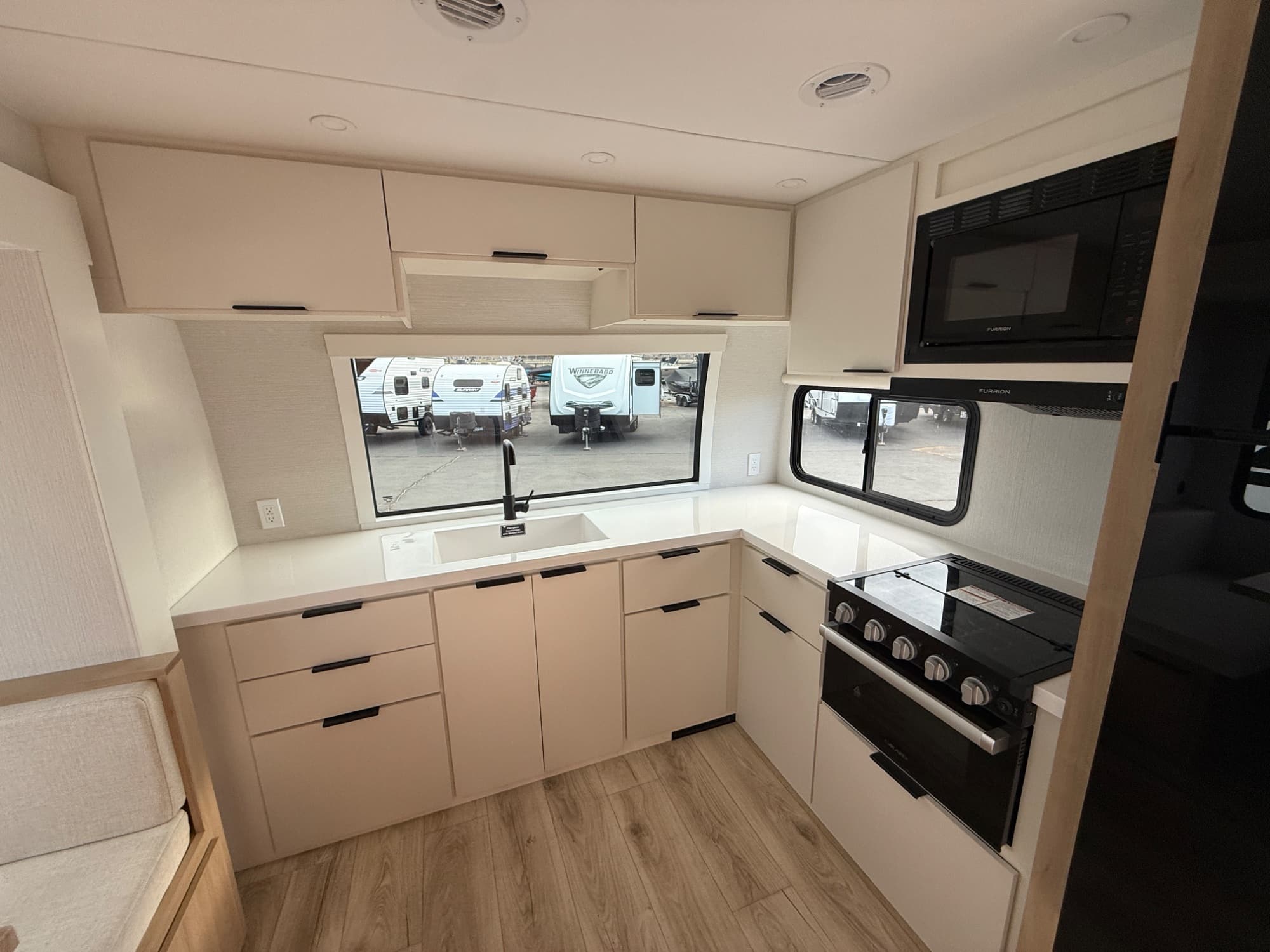 2026 Winnebago 2026 Winnebago Thrive - thumbnail 14