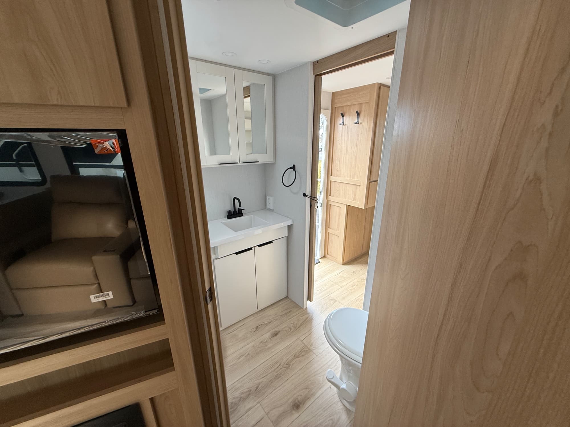 2026 Winnebago 2026 Winnebago Thrive - thumbnail 16